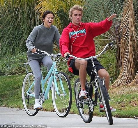 S­e­l­e­n­a­ ­G­o­m­e­z­,­ ­J­u­s­t­i­n­ ­B­i­e­b­e­r­­ı­ ­N­e­d­e­n­ ­H­a­y­a­t­ı­n­a­ ­G­e­r­i­ ­A­l­d­ı­ğ­ı­ ­K­o­n­u­s­u­n­d­a­ ­A­ç­ı­l­d­ı­!­